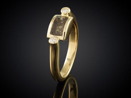 Soelaas | Geelgouden ring met as en diamant