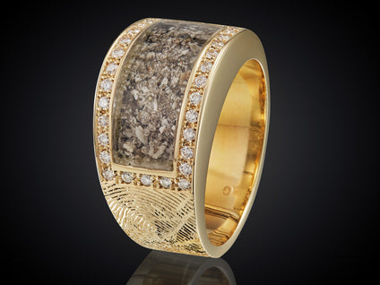 Soelaas | Geelgouden brede ring met as, diamanten en vingerafdruk
