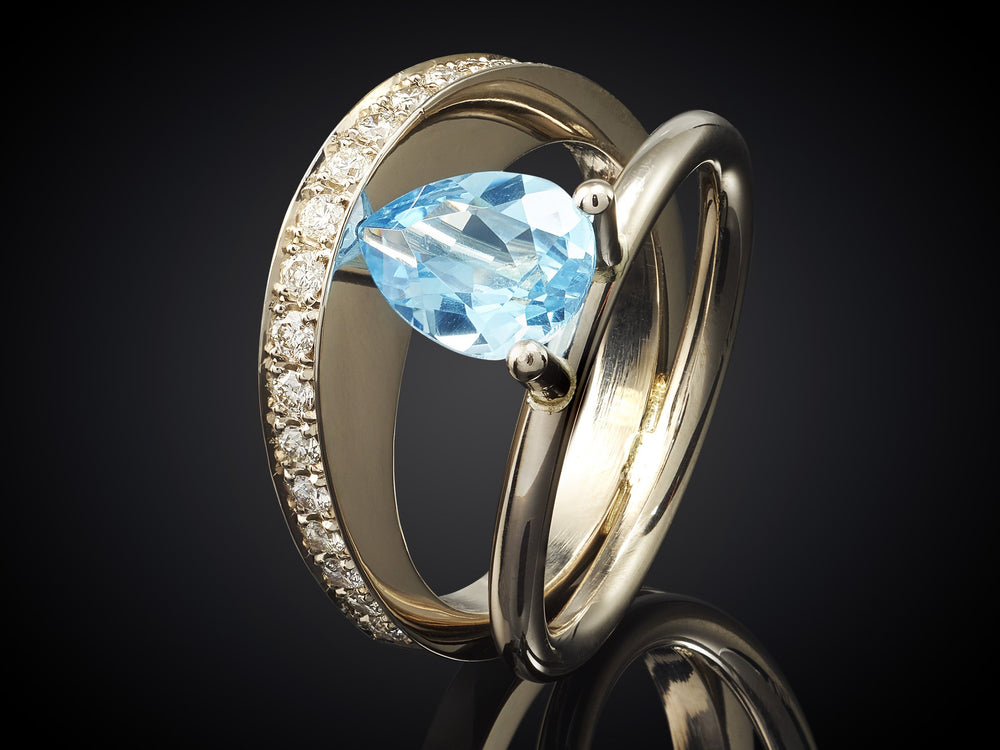 Zonsopgang | 18 karaat witgouden ring met blauw topaas en diamant