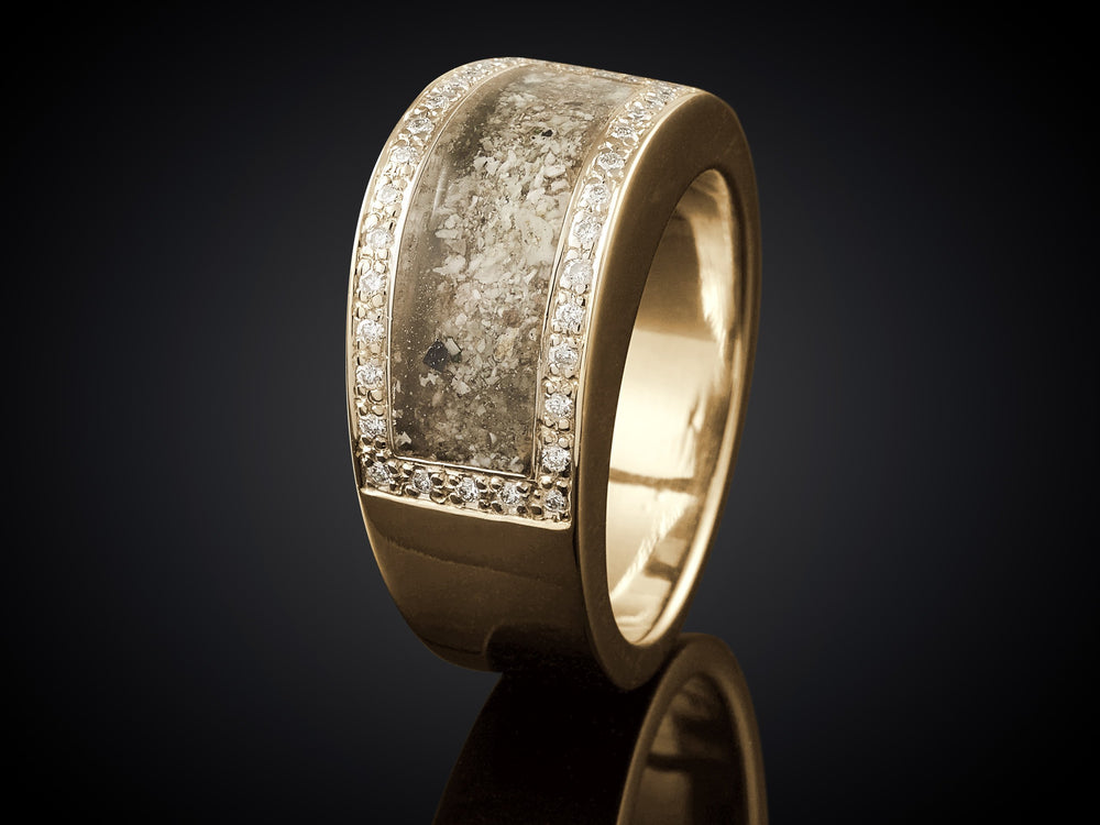 Soelaas | Geelgouden brede ring met as en diamanten