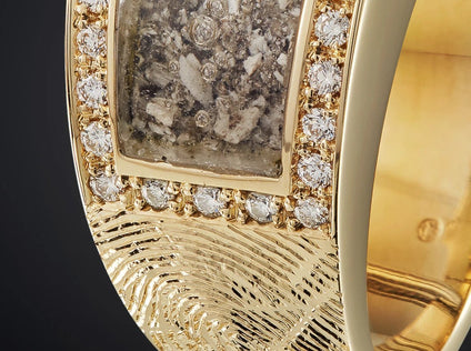 Soelaas | Geelgouden brede ring met as, diamanten en vingerafdruk