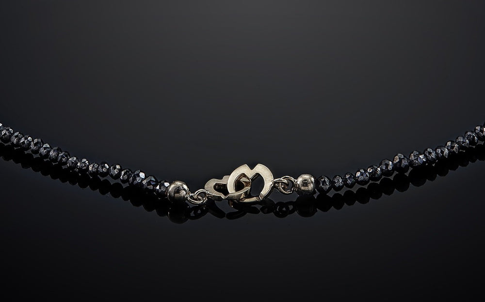 Oogappel | zwart diamant collier met schuifslot in 14 karaat witgoud